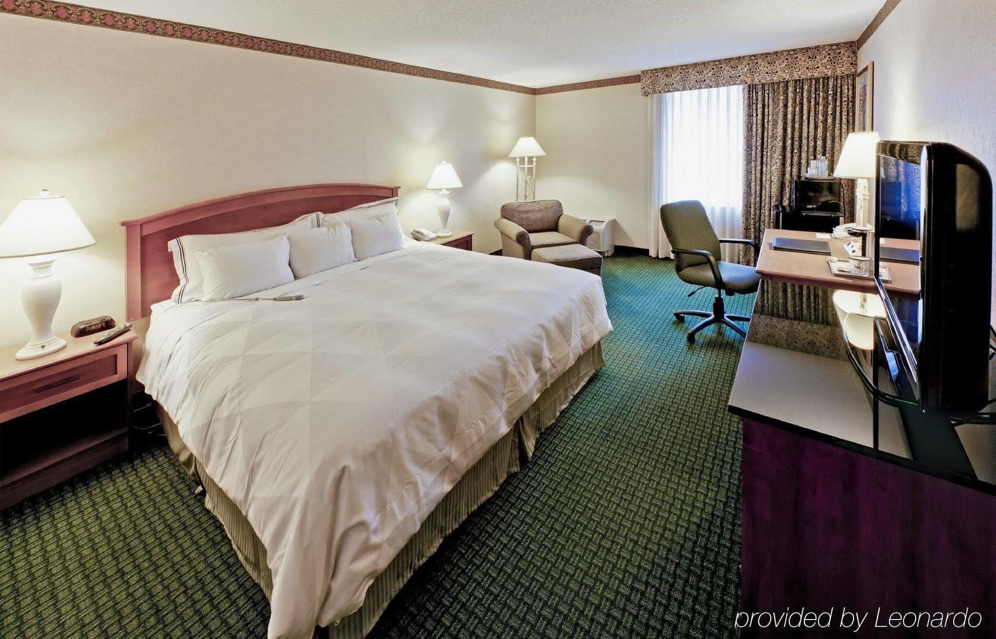 Radisson Rochester Airport Room photo